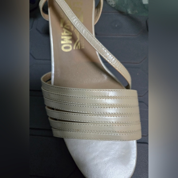 Ferragamo Italian chunky heel strappy sandals Champagne pearlescent sz 7 AA - Picture 8 of 9